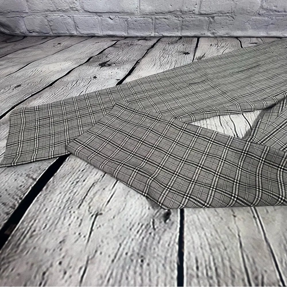 Women's DKNY  Black/Gray/Cream Plaid Stretch Dress Pants Size 6 (B4) - Image 2