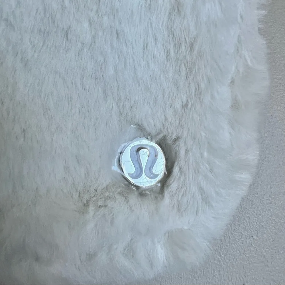 Lululemon Everywhere Belt Bag Plush Fleece, Color Bone/ Silver, 1L, NWT - Image 11