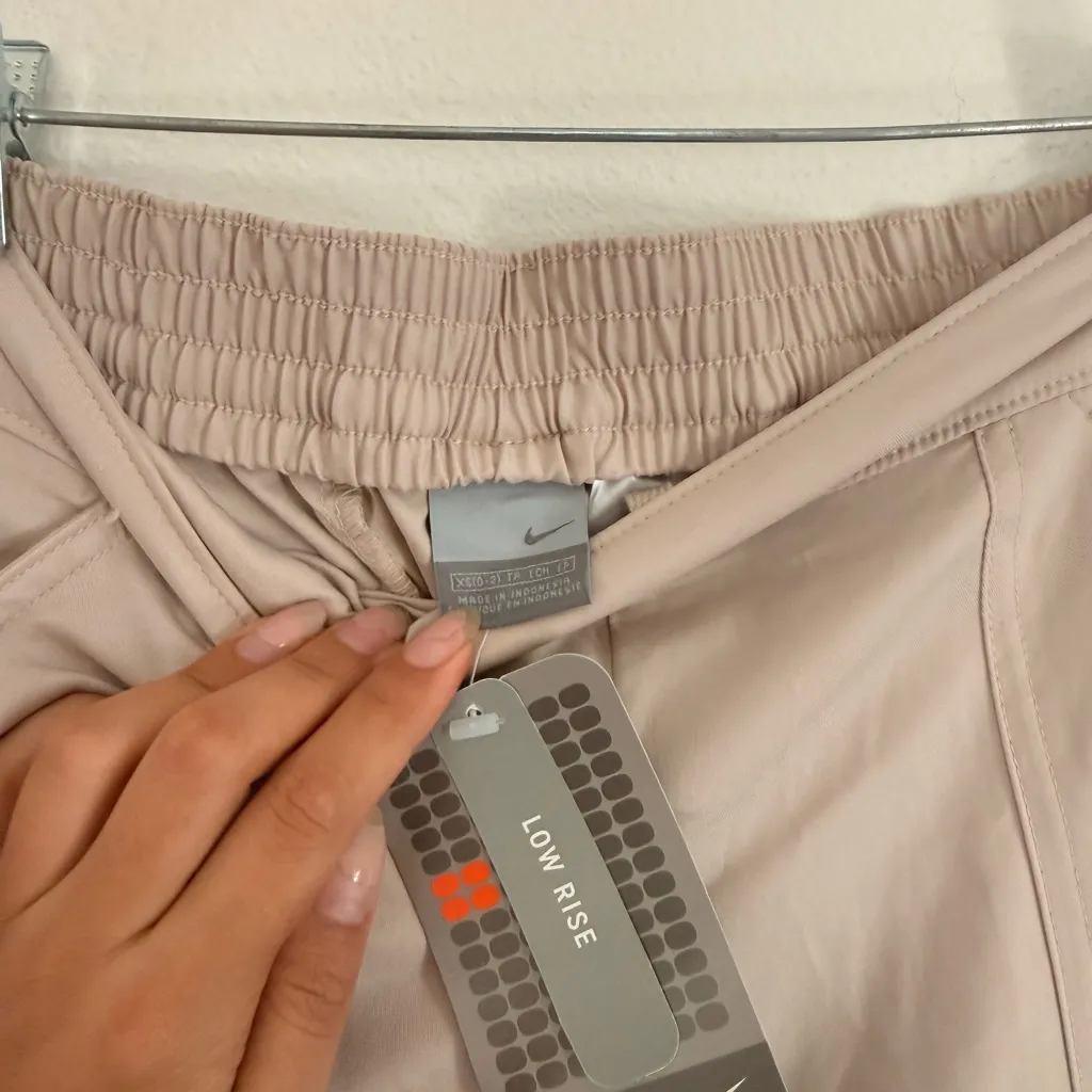 Nike NWT Deadstock Y2K  Beige Capris - Image 6