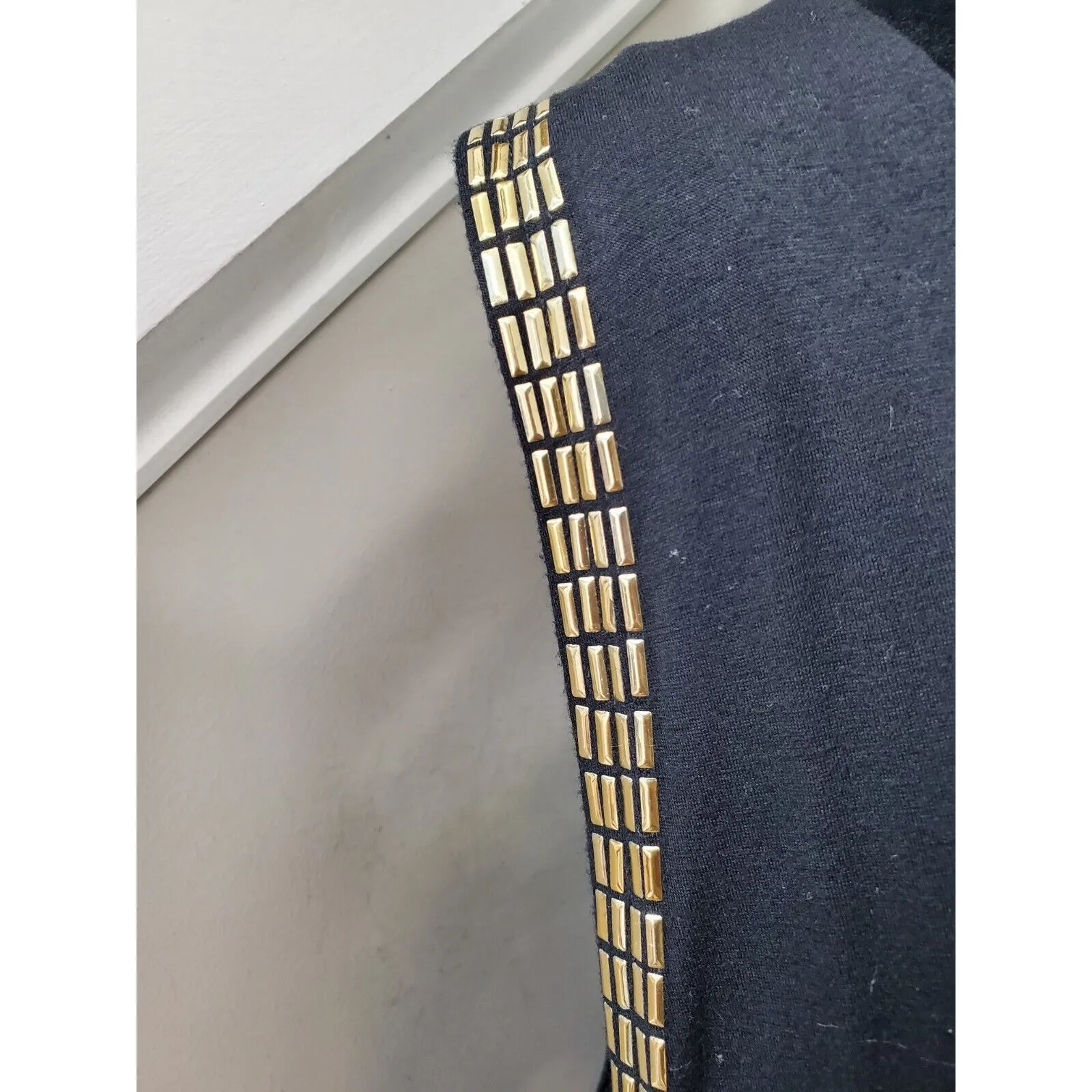 Solid Women's Black Rayon Round Neck Sleeveless Pullover Top Blouse Size Medium - Image 5