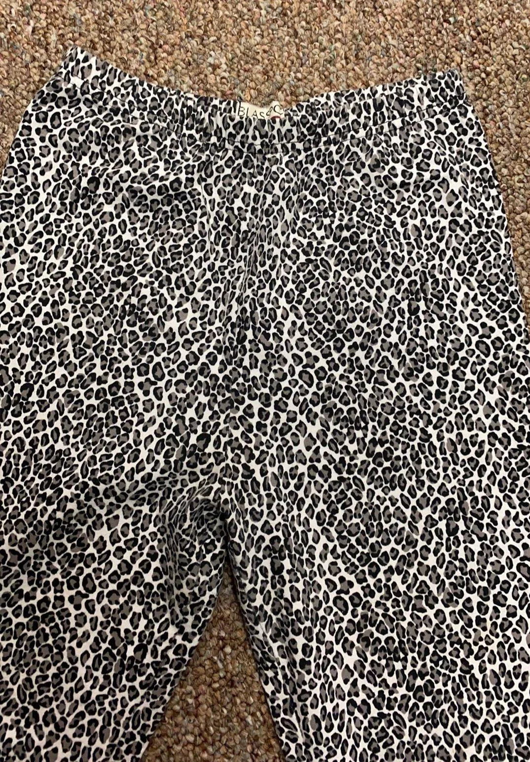 blk/ gray & off wht leopard leggings small. - Image 3