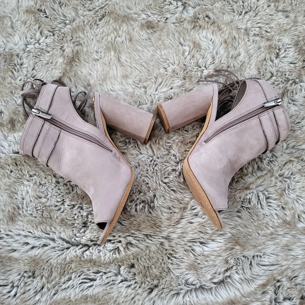 Vince Camuto Catinca Fringe Peep Toe Ankle Boots Chunky Heel Taupe Size 8.5 - Image 3