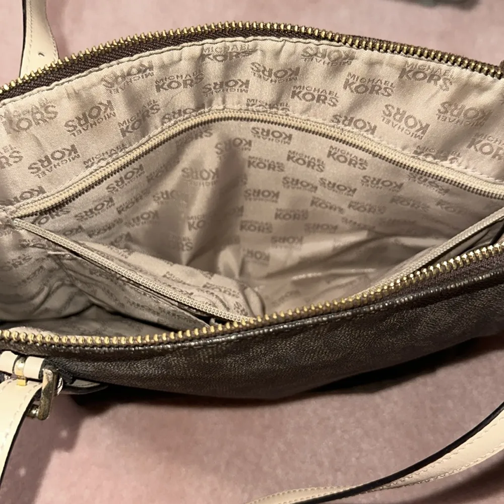 Michael Kors Jet Set East West Signature Zip Tote Bag - Image 14