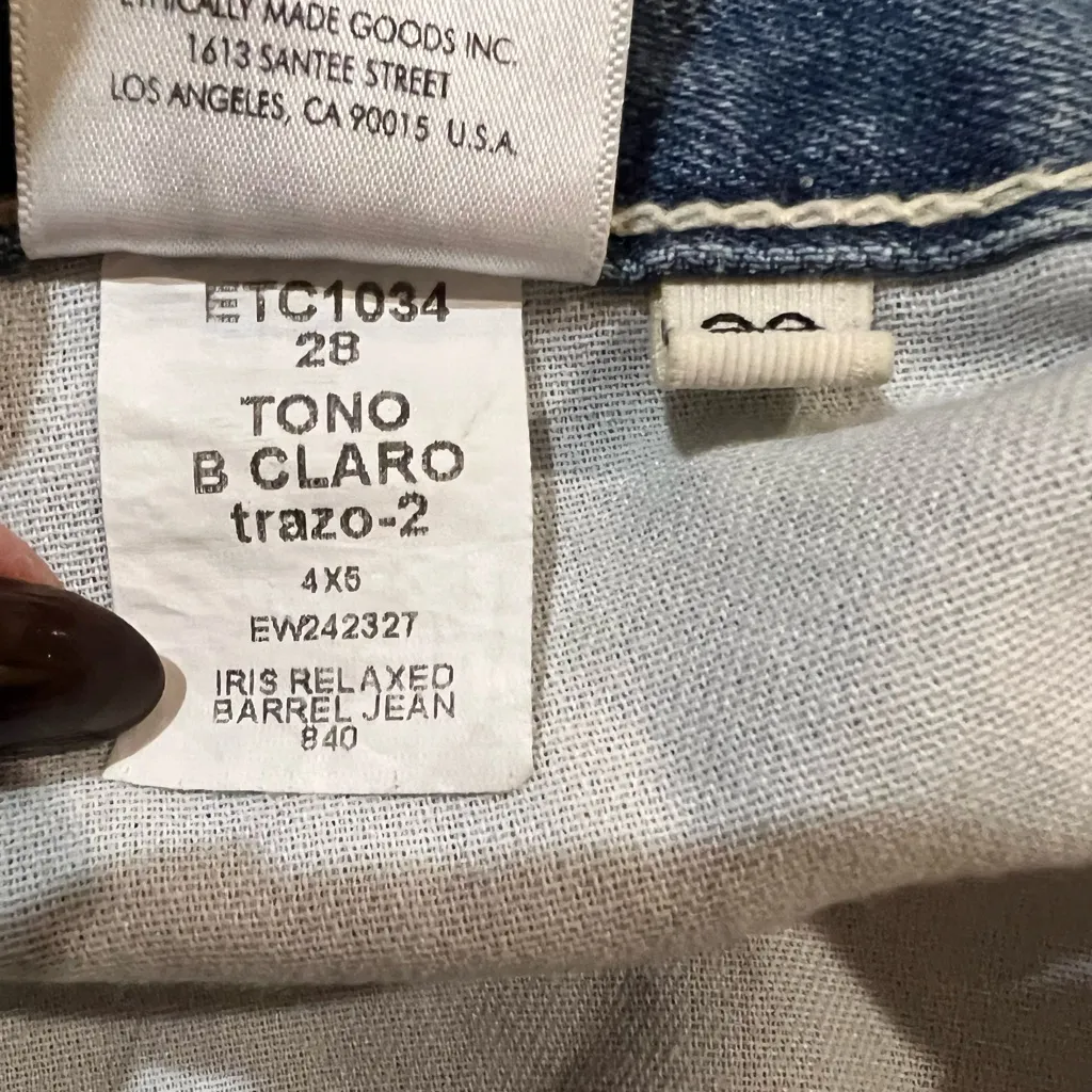 ÉTICA IRIS RELAXED BARREL JEAN, Size 28 Color is light blue wash EUC Like New - Image 5