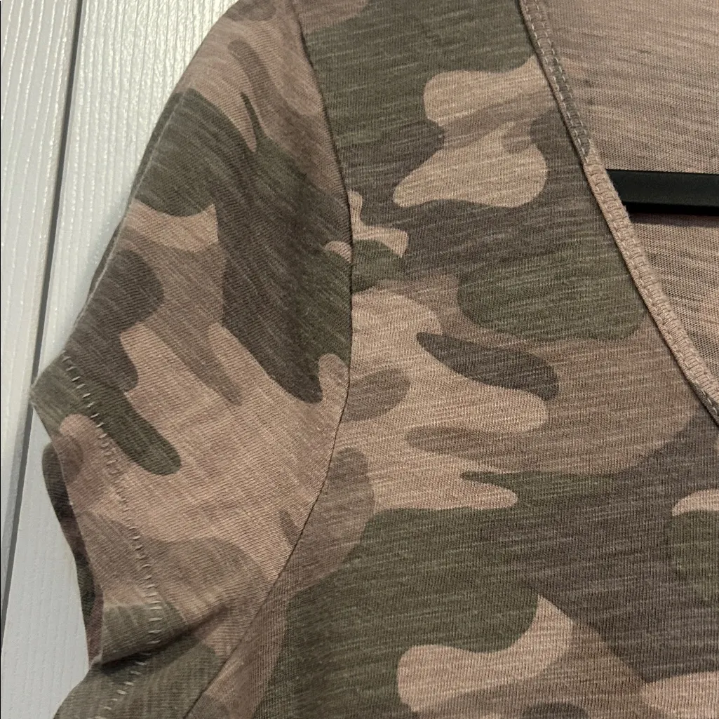 Hollister Camouflage V-Neck Short Sleeve Tee - Image 4