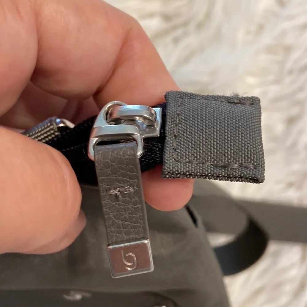 Baggalini Shoulder Bag BNWOT color gray adjustable stripe lots of zippers - Image 10