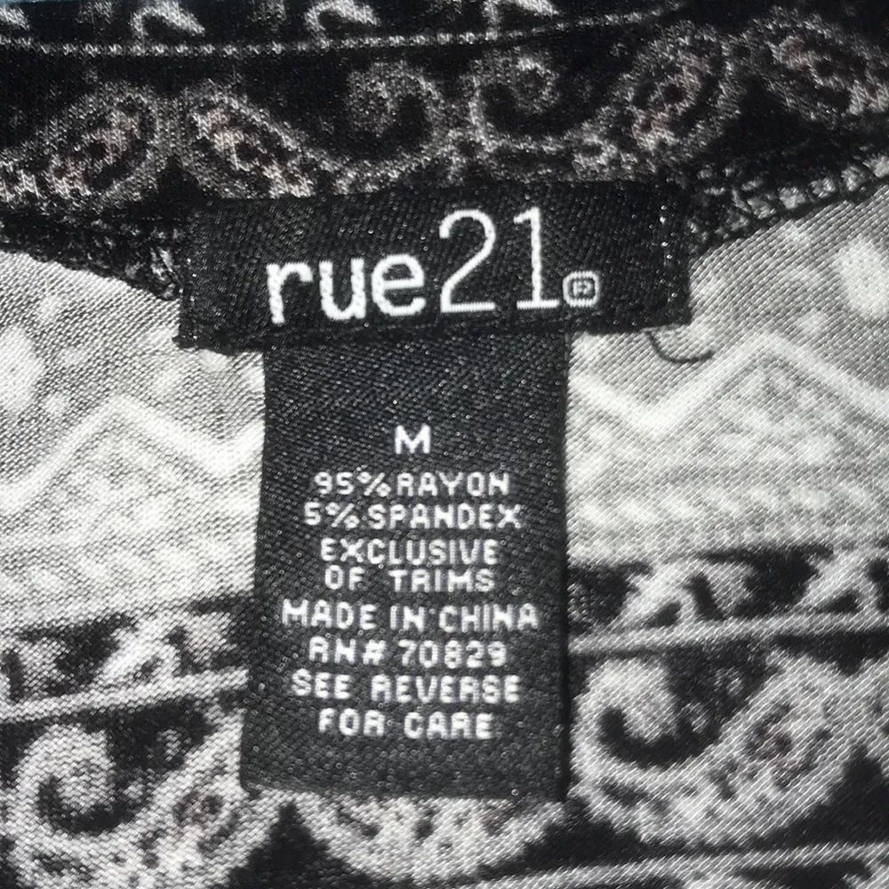 RUE21 Elephant animal print lightweight short sleeve stretchy top size M - Image 4