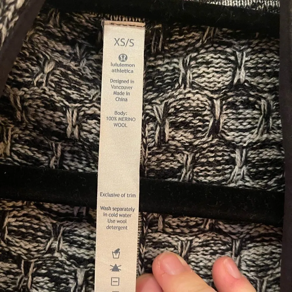 Lululemon Black & white Oversized Cardigan Size XS/S! In perfect condition! - Image 3