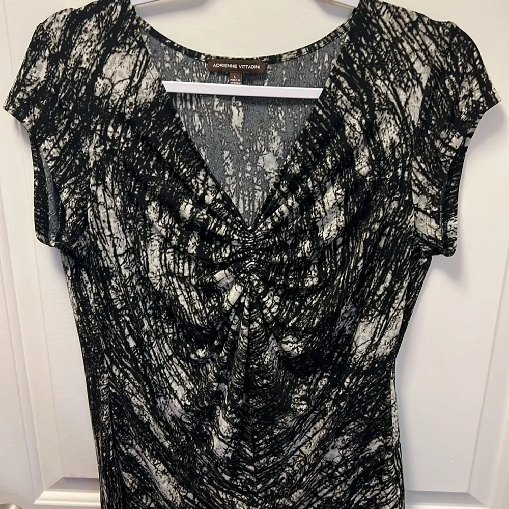 Adrienne Vittadini Black Pattern Cap Sleeve V-Neck Top EUC Size Large - Image 2