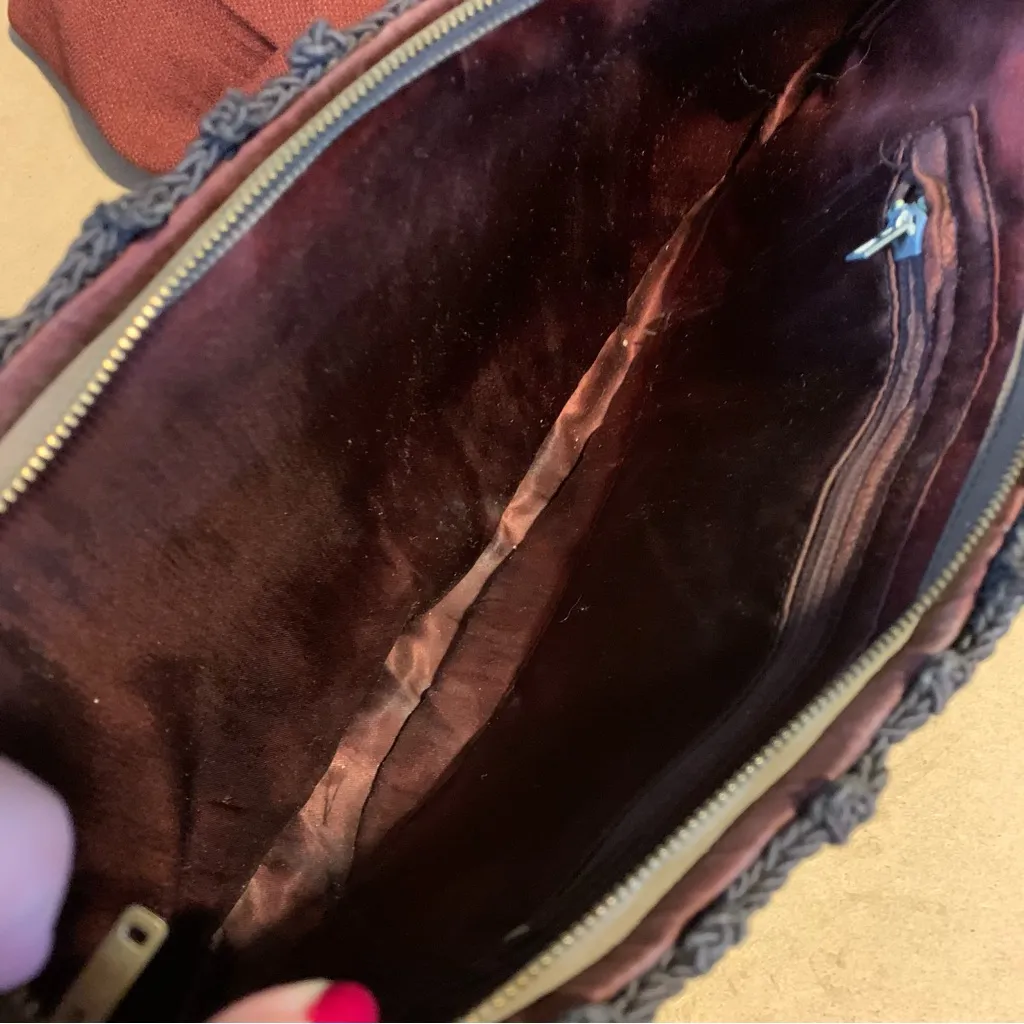 VINTAGE 1970'S BROWN CROCHET MACRAME W/CREAM PLASTIC WRIST BAG/CLUTCH - Image 9