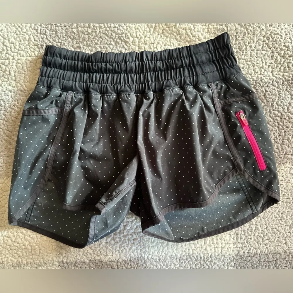 Lululemon Tracker Short 2-way Stretch Sweet Spot Black Angel Wing /Black Size 6 - Image 3