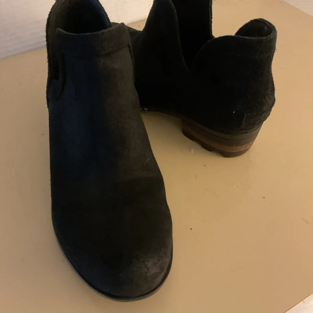 Sorel Black Suede Chelsea Ankle Booties size 7.5 - Image 2