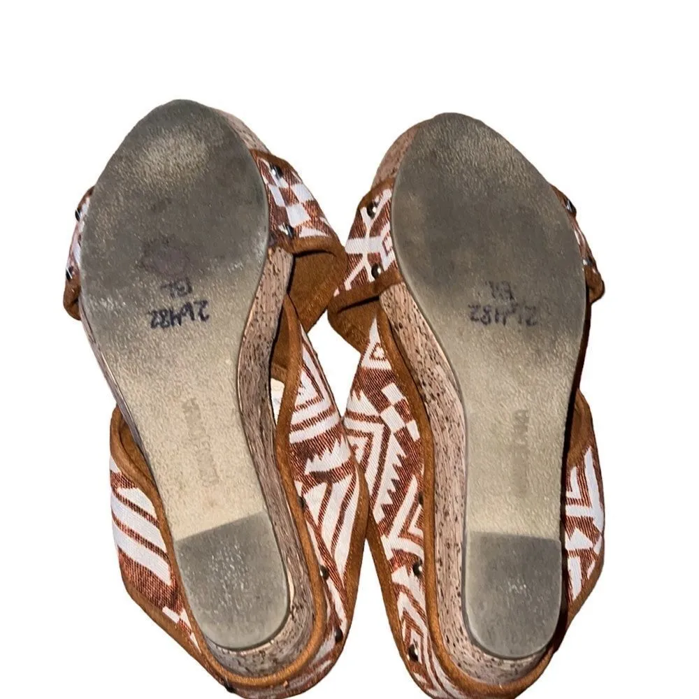 Minnetonka Brown and Cream Sandals Size 9 - Image 4