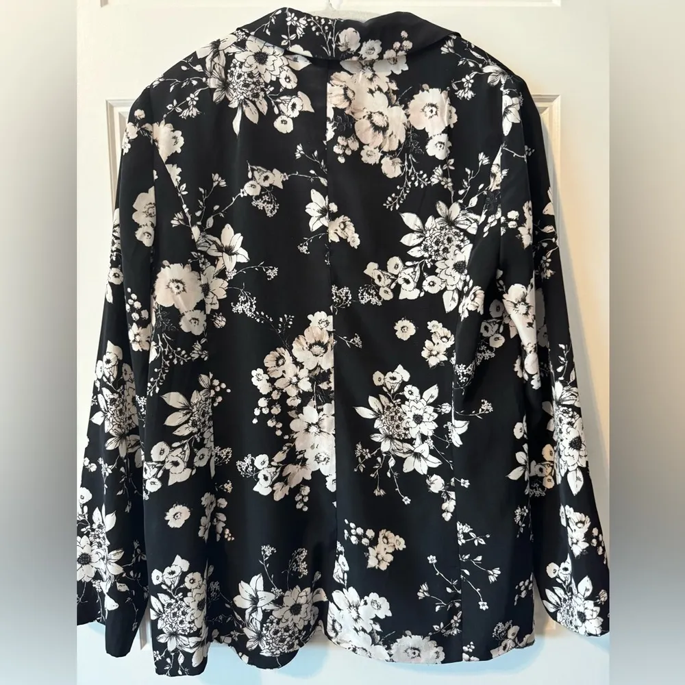 SALE 🏷️ ASTR Floral Blazer Size Small - Image 2
