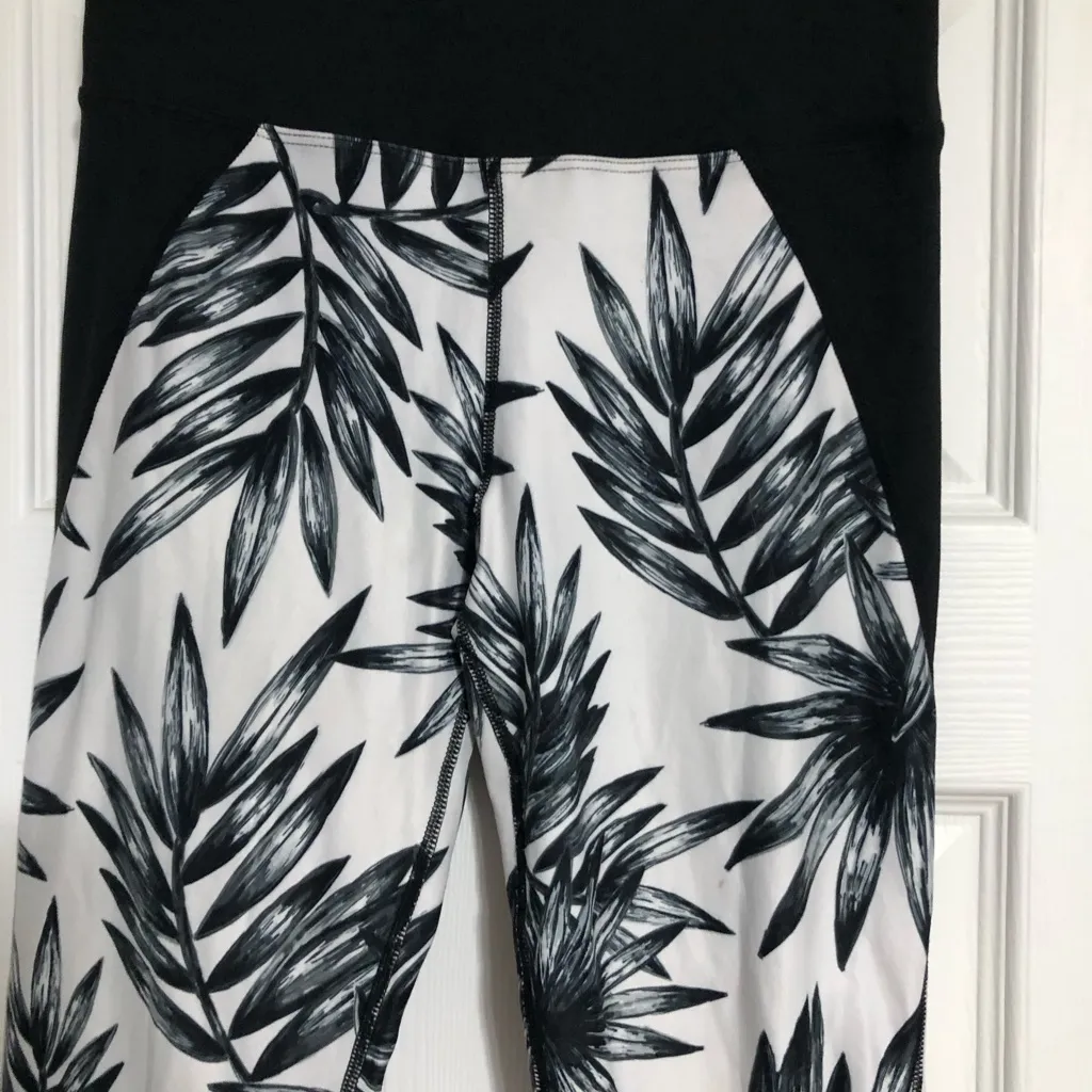 Betsey Johnson crop‎ leggings women’s size small athletic wear tropical - Image 2