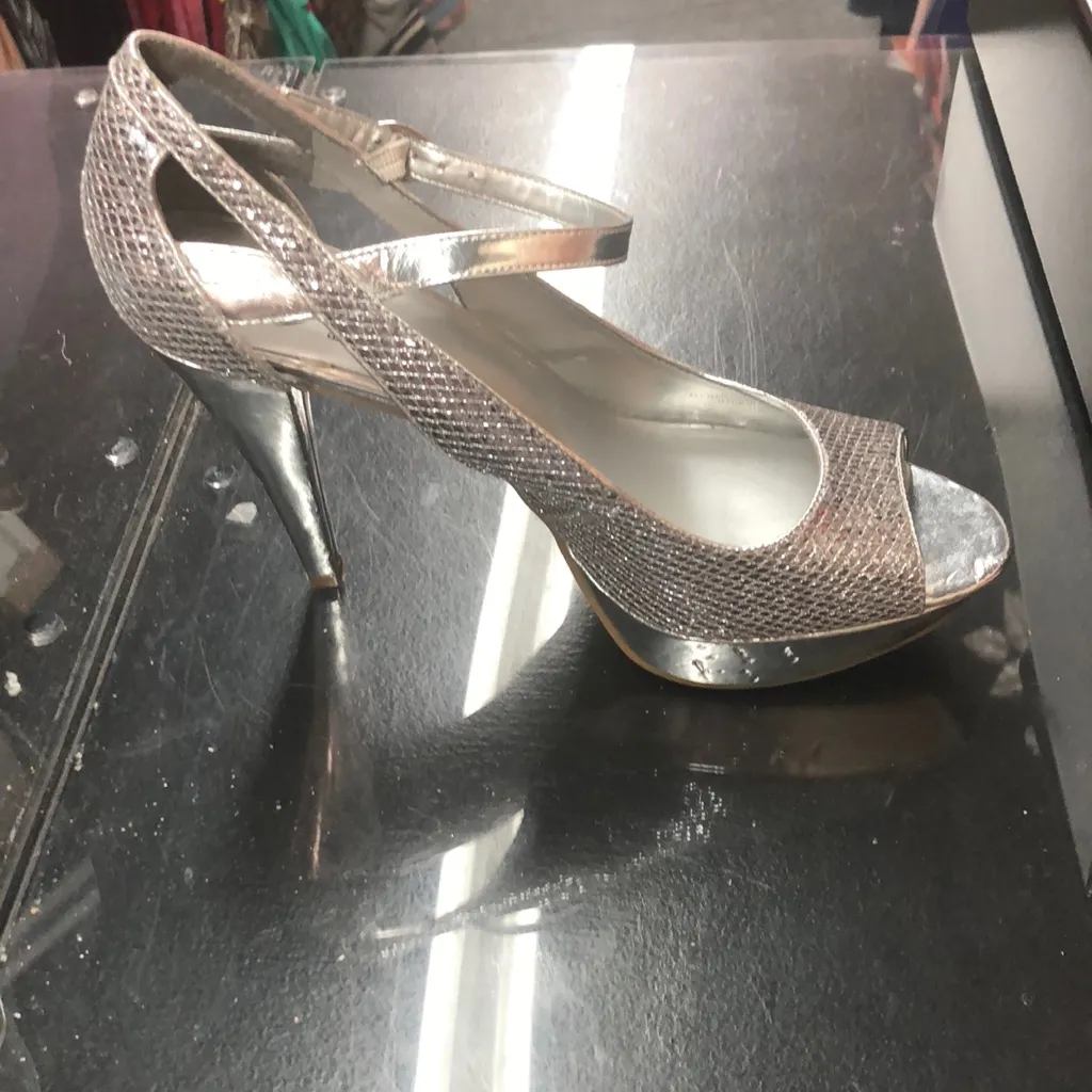 G by Guess  silver size 11 heels - Image 4