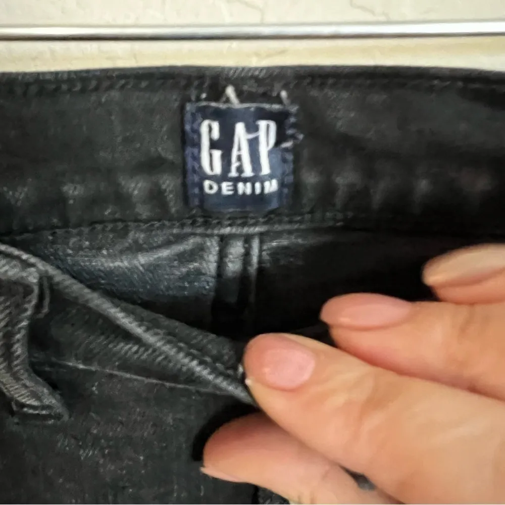 Gap Black Button Fly High Rise 4 in Cuffed Denim Shorts - Image 5