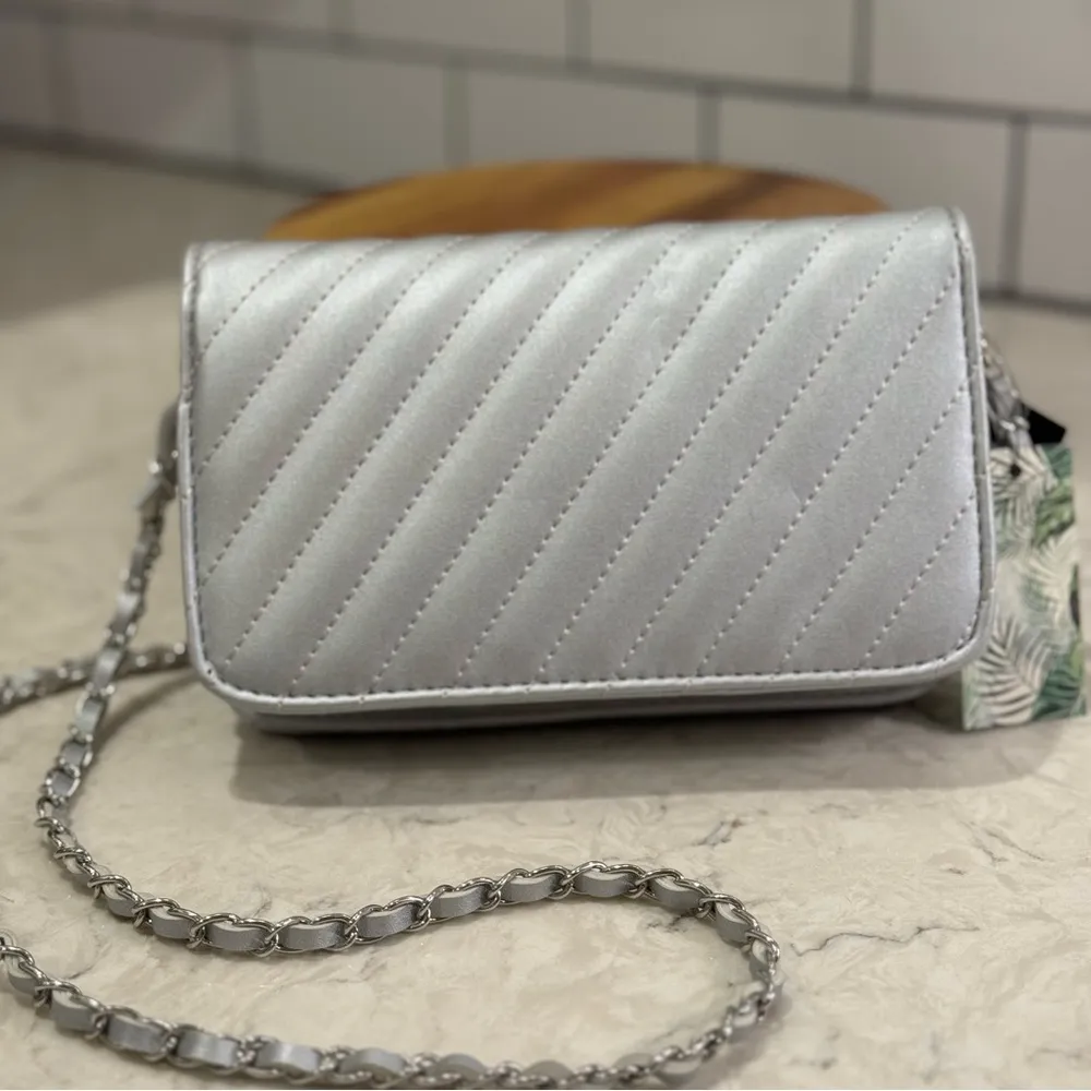 Badgley Mischka Silver Crossbody Bag with Round Plate - Image 6