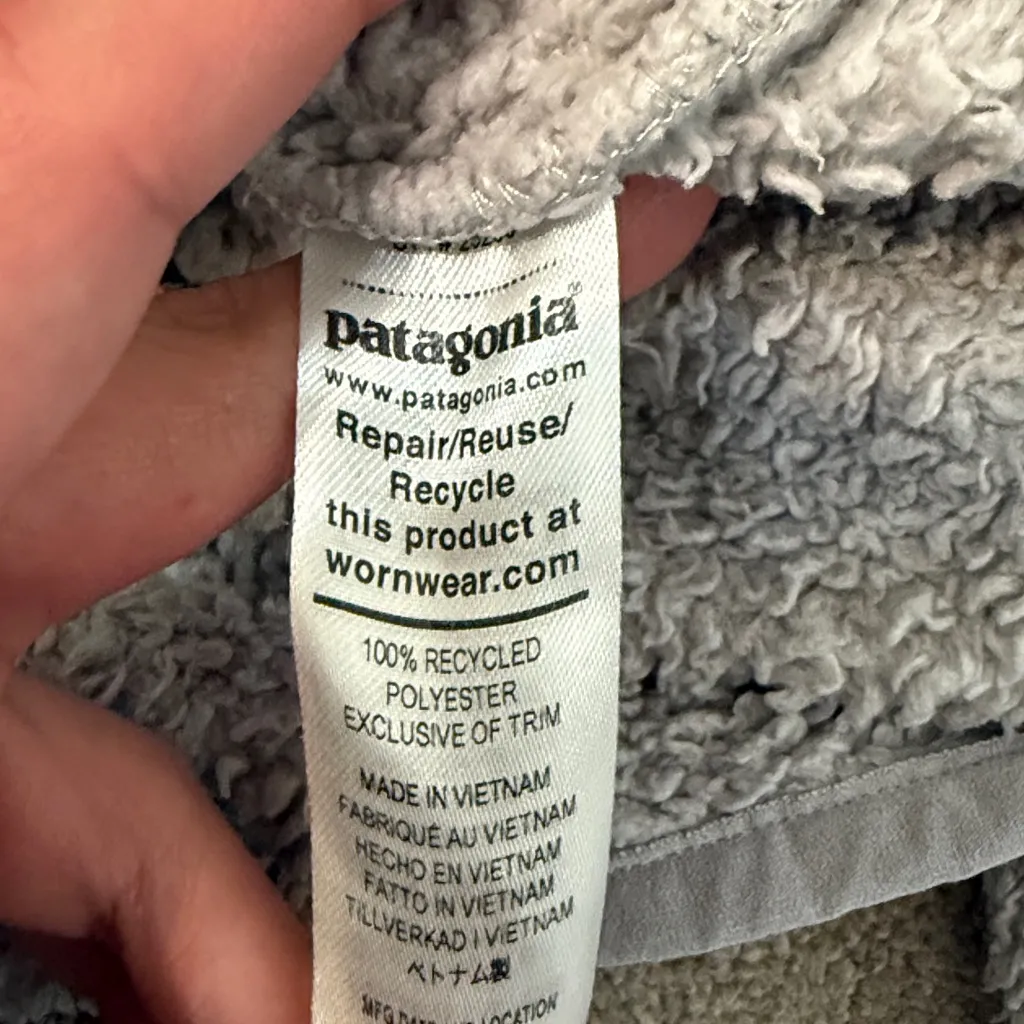 Patagonia Light Grey Quarter Zip Sherpa Pull Over Sweatshirt Size S - Image 4