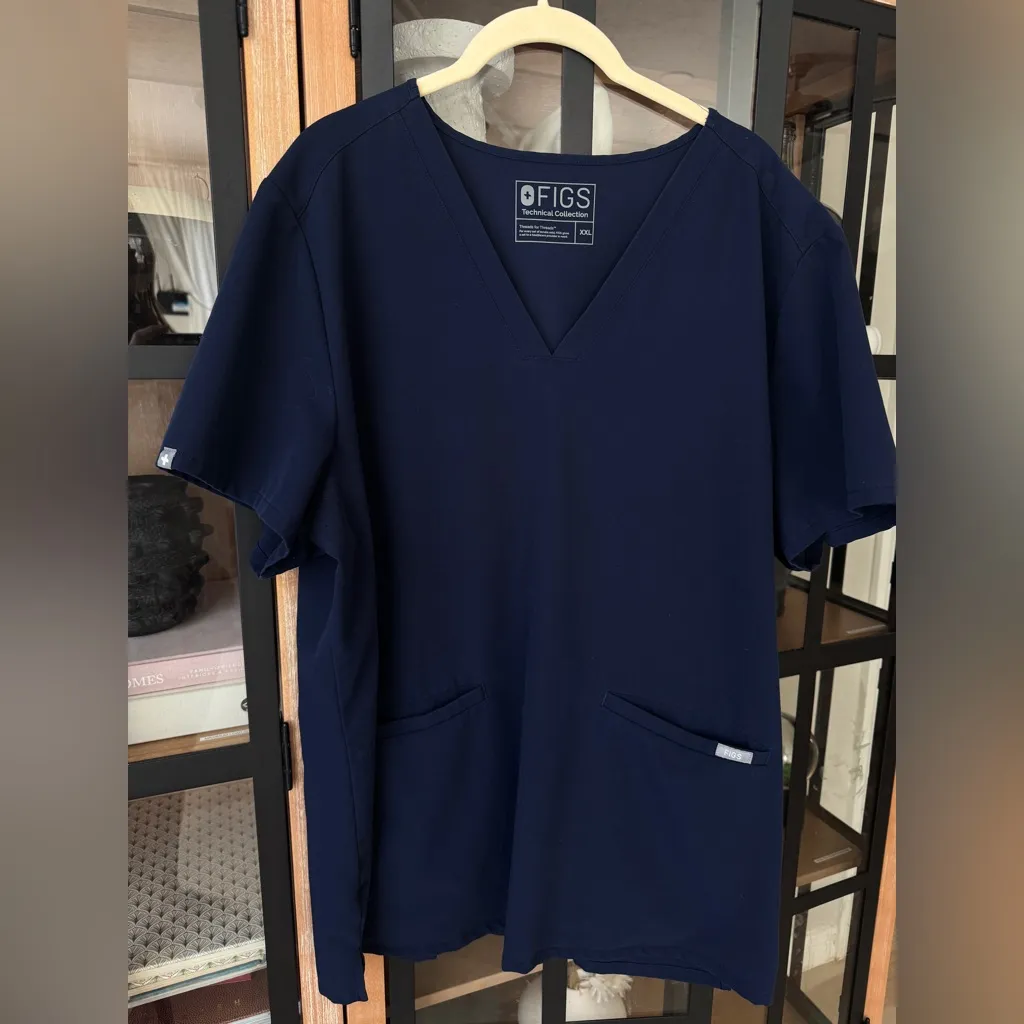 FIGS Scrubs top shirt short sleeve navy vneck pockets Casma plus size curve - Image 4