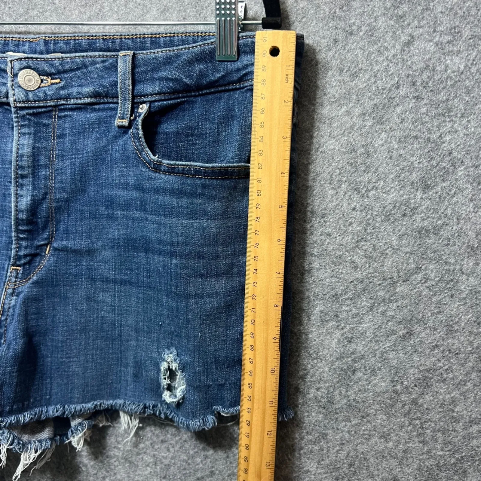 Levis 711 Cutoff Denim Shorts Distressed Frayed‎ Hem Blue Wash Size 33 - Image 3