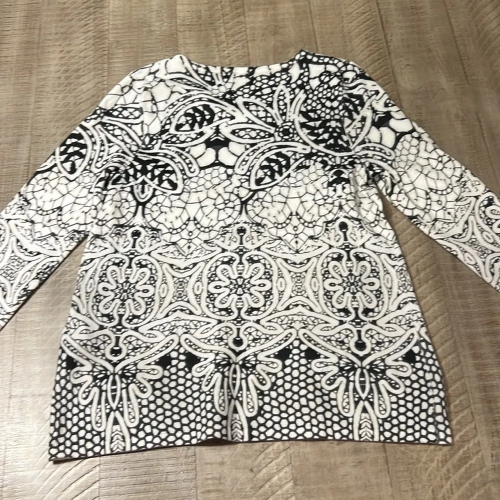 Cute women’s lightweight long sleeve sweater by Chicos - Image 4