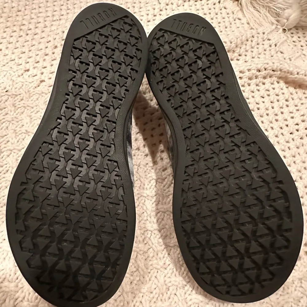 NWOB NOBULL INISEX WOMENS 7/5 MENS 10/5 Black and Gray Tie-Dye Sneakers - Image 5