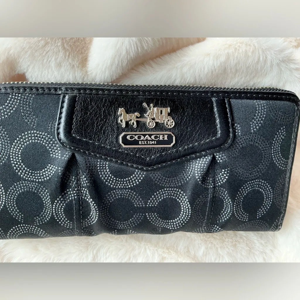 AUTHENTIC COACH zip around wallet 🖤🖤🖤 - Image 3