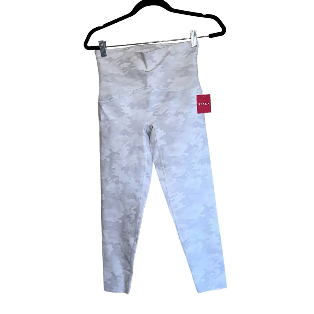 NWT SPANX Booty Boost Active Printed 7/8 Leggings White Camo - Image 7