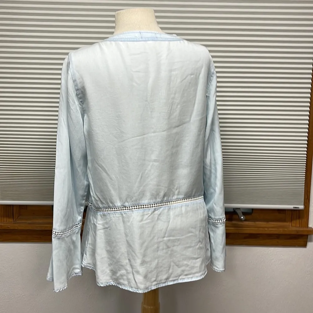Fourteenth Place Light Blue Chambray and Lace Bell Sleeve Top Size Medium - Image 5