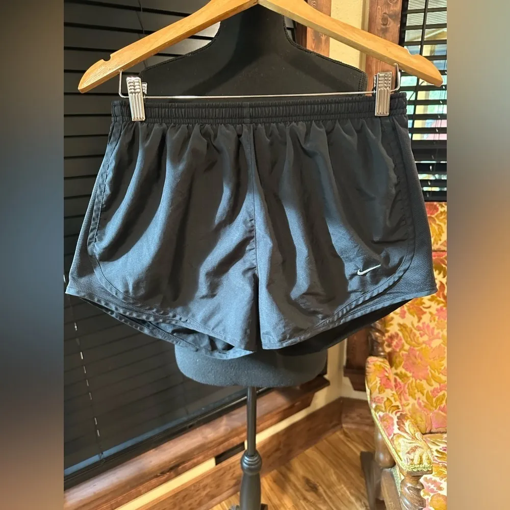 EUC Nike  Dry fit athletic shorts. running shorts black Sz M - Image 2