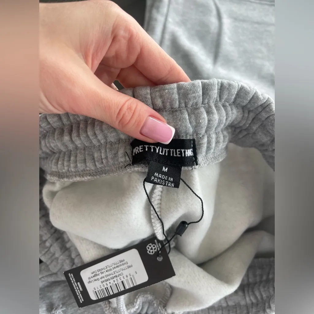 NWT PRETTYLITTLETHING ASH GREY LOGO EMBROIDERED WIDE LEG SWEATPANTS M - Image 6