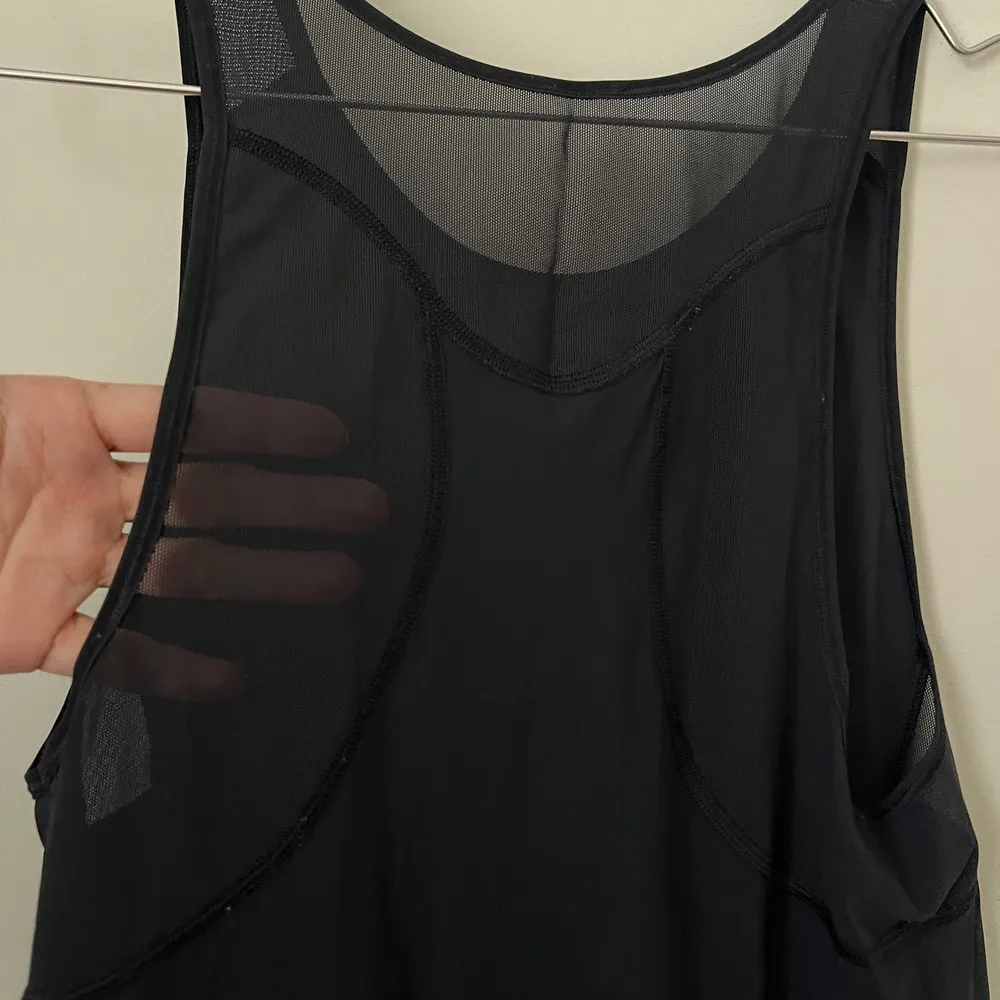 Lululemon Black Mesh Racerback Scoop Bottom Tank Top Size 6 - Image 4