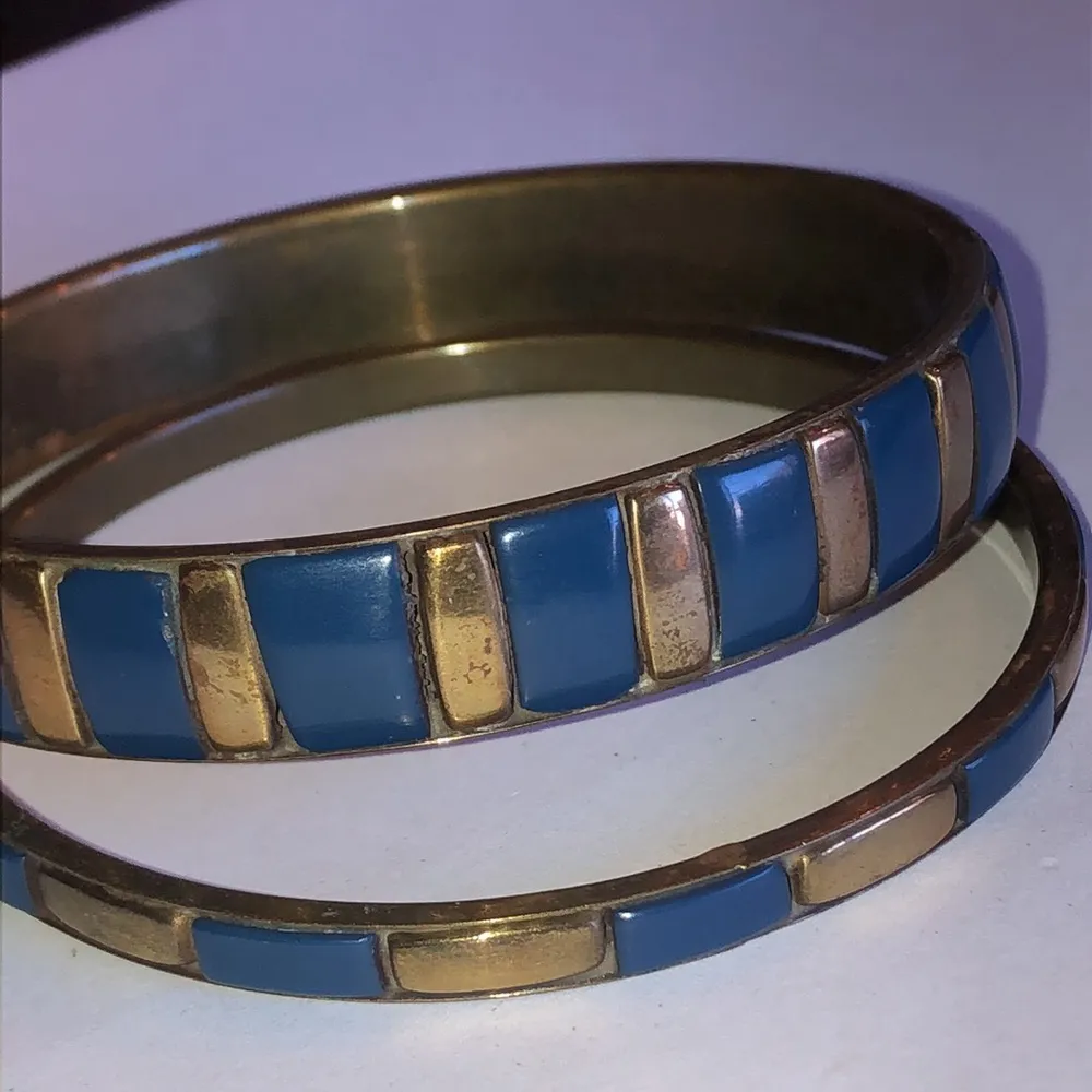 Vintage Brass & Blue Plastic/Acrylic Color Block Design Boho Bangle Bracelets - Image 3