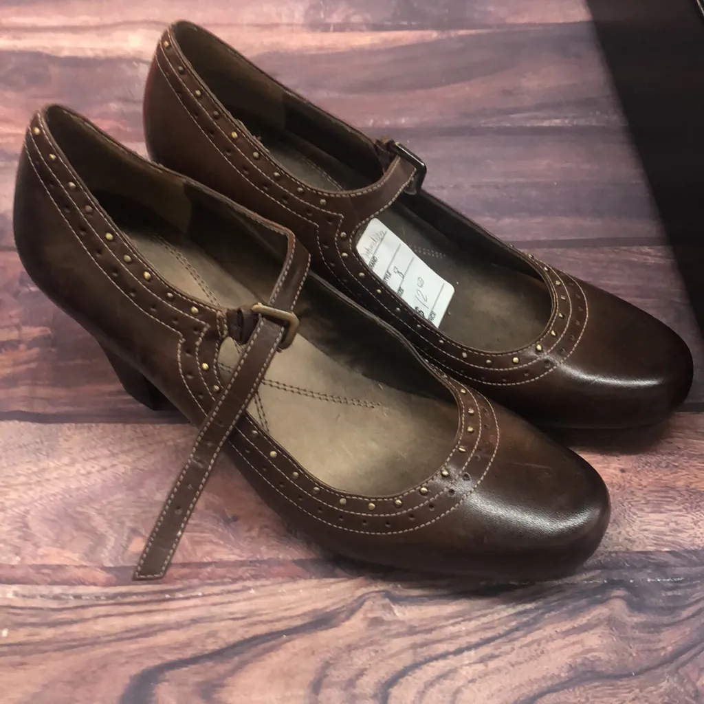 Naturalizer sz 8 brown shoes - Image 2