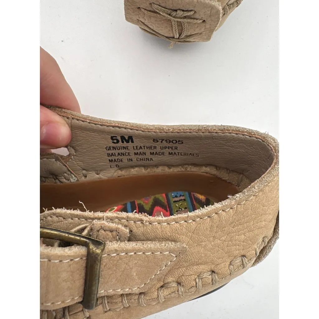 Vintage Hush Puppies Womens Leather Embroidered Moccasin Flats Size 5M Beige - Image 5