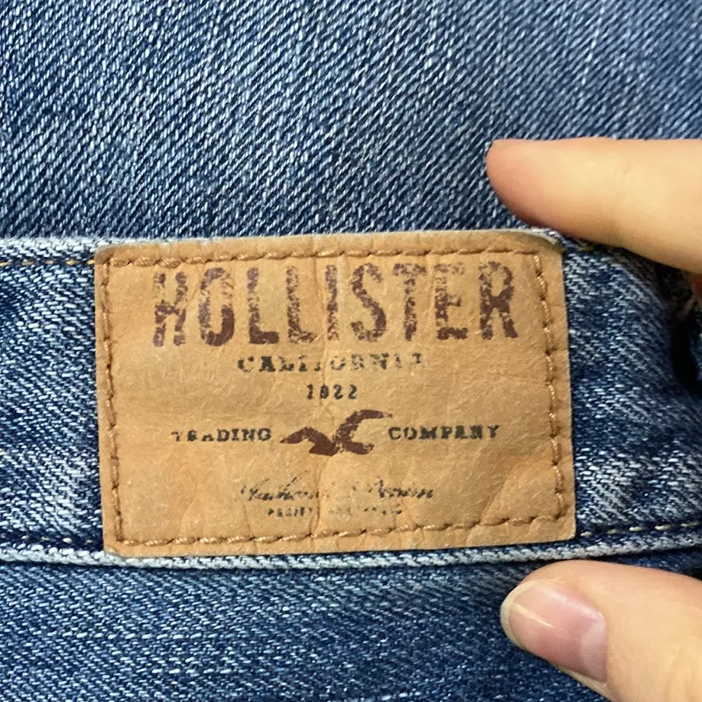 Hollister mid rise distressed cropped cuffed boyfriend medium wash jeans size 27 - Image 9