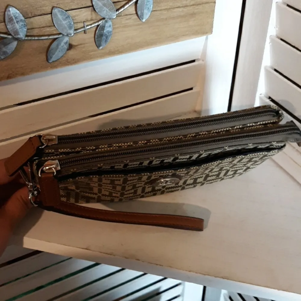 Tommy Hilfiger Wristlet/Clutch - Image 3