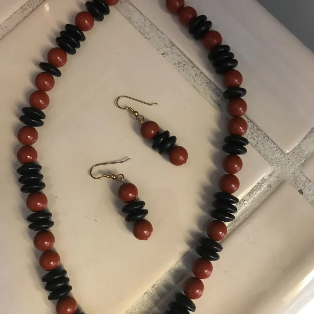 Red jasper and Black stone necklace and earrings - Image 4