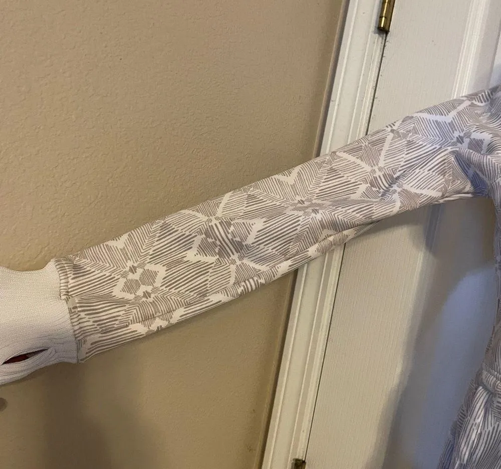 Billabong White Gray Aztec Print Coat Sz Small Mid Weight Thumb Holes - Image 4