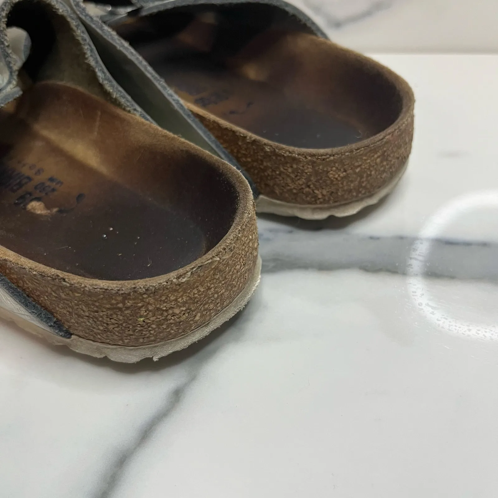 Birkenstock Women's Silver Metallic Leather Arizona Sandals Sz 39 W Sz 8-8.5 - Image 5