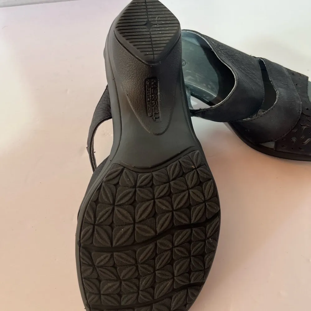 Merrell size 8 black leather preowned slip-on sandal - Image 3