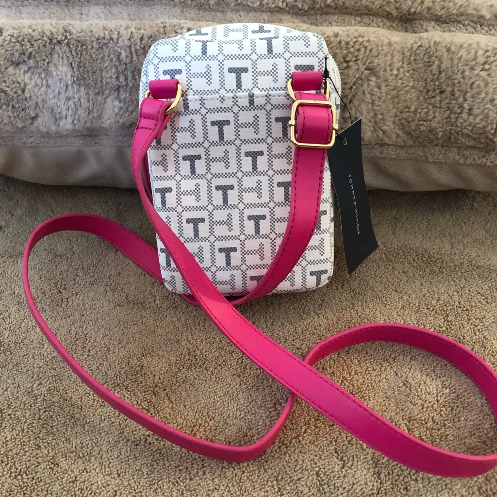 Tommy Hilfiger crossbody purse. 5”x7”. New with tags. - Image 8