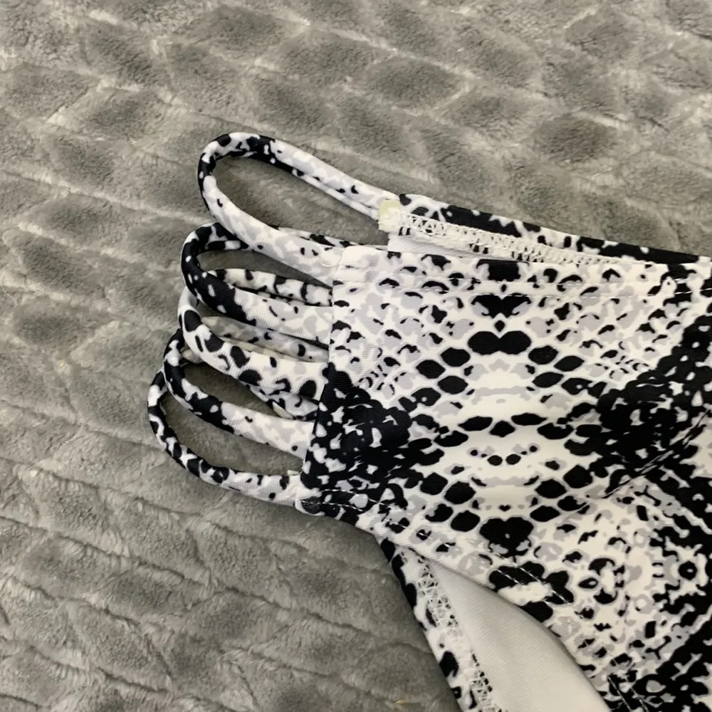 Romwe Snake Print Black and White Bikini Size Medium - Image 10