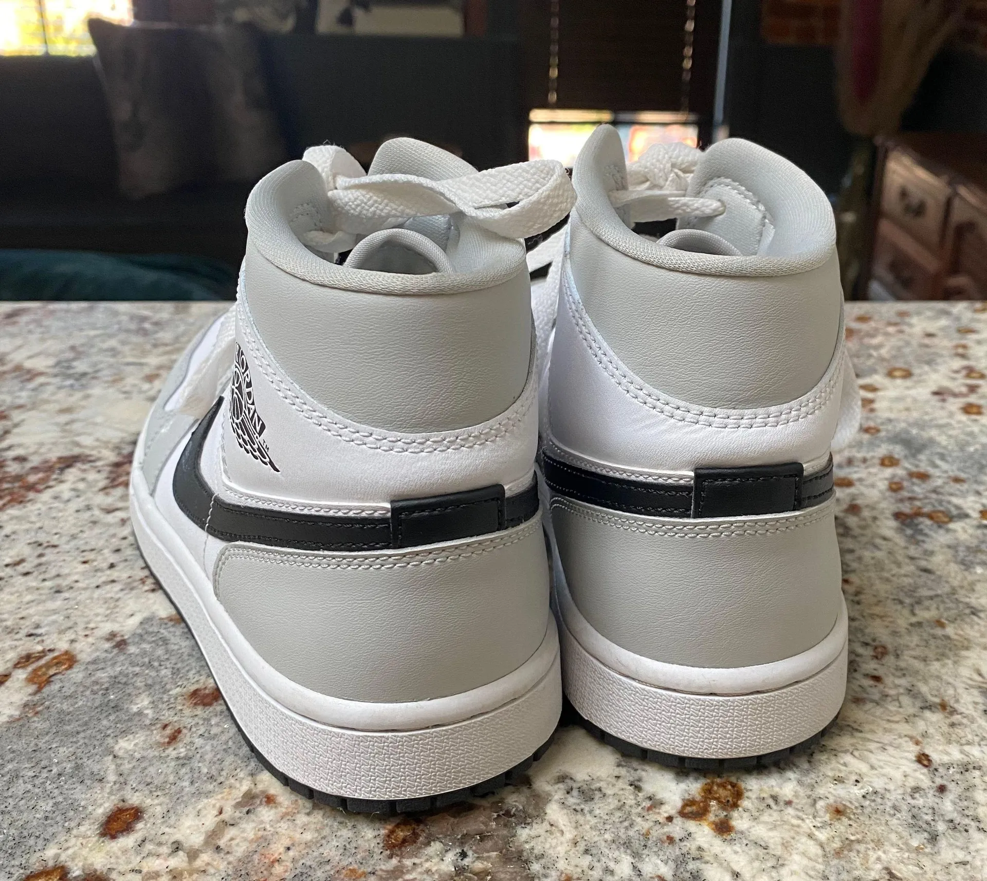 Air Jordans 1 Mid - Image 3