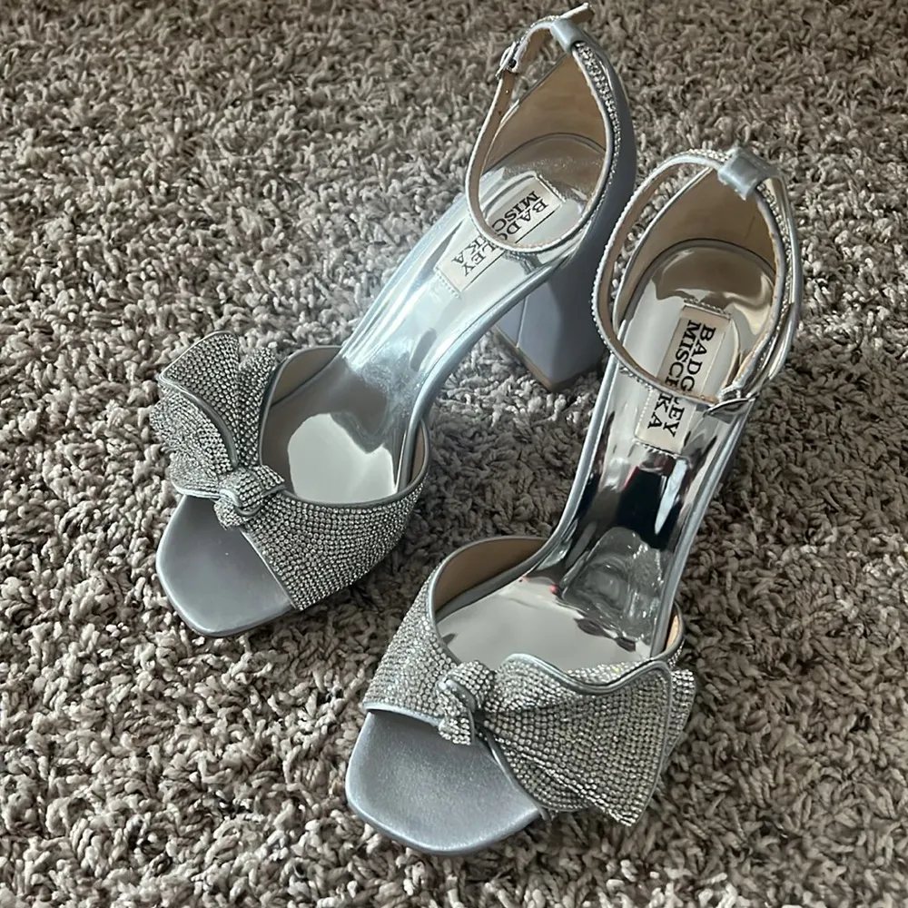 Badgley Mischka Poppy Heeled Sandals in Silver, Size 7 New in Box + Dust Bag - Image 5
