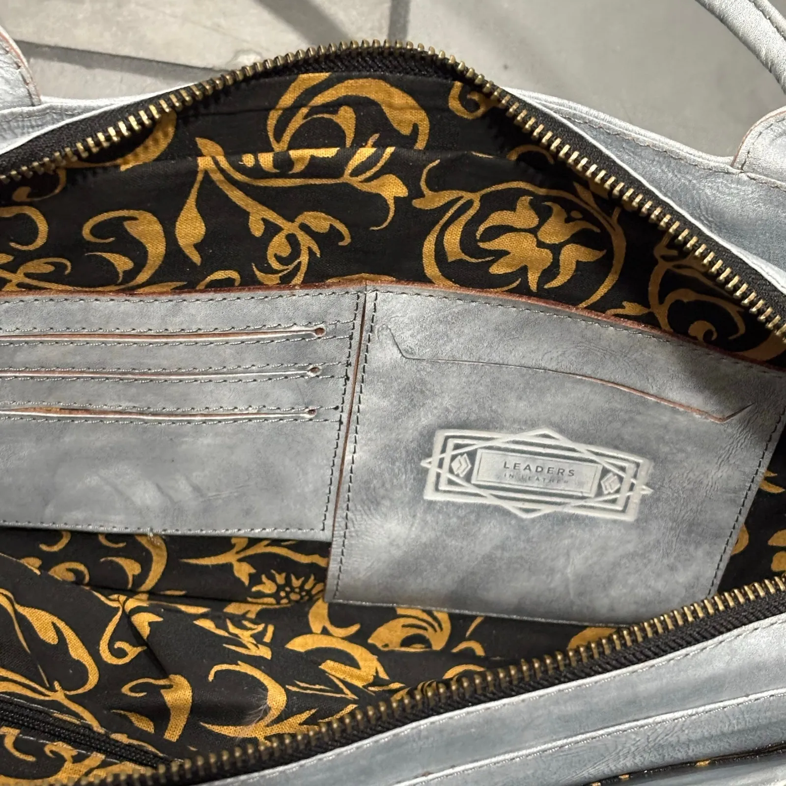 Leaders in Leather Classic Cut Out Whitewash Shoulder Bag Gray - Image 7