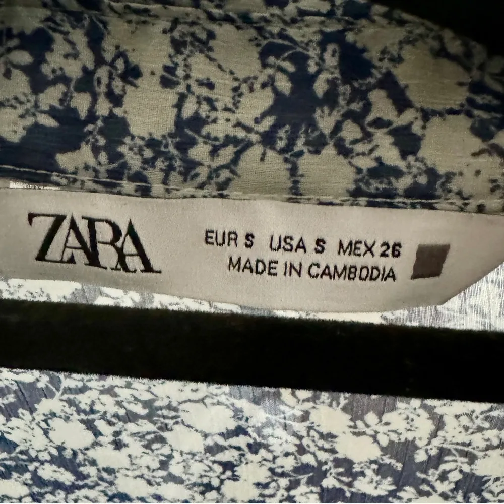 Zara sheer blue white ditzy floral button-down blouse size S - Image 7