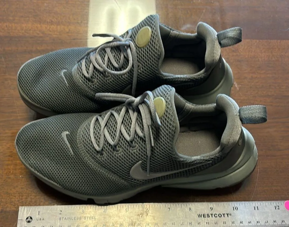 Woman’s Nike sneakers - Image 2