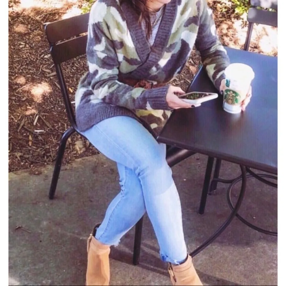 Universal Thread Distressed Camo Cardigan Oversized Olive Camouflage Sweater XS - Image 3